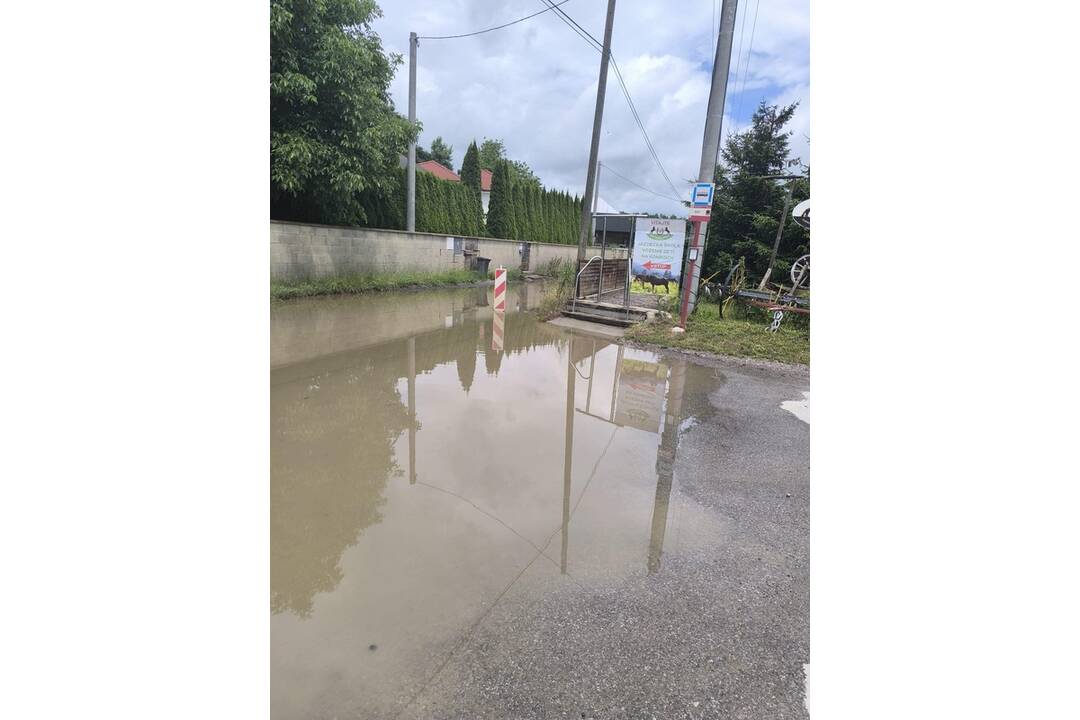 FOTO: Zatopená cesta v časti Kúty, foto 1