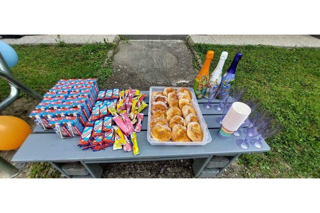 FOTO: Akčné mamičky sa postarali o zanedbanú plochu v Snine. Vytvorili tu dopravné ihrisko, foto 1