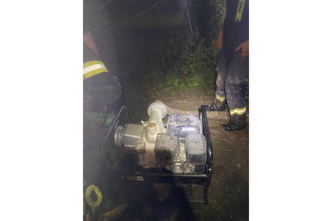 FOTO: Po prudkej búrke zasahovali v obci Petrovany hasiči, foto 1