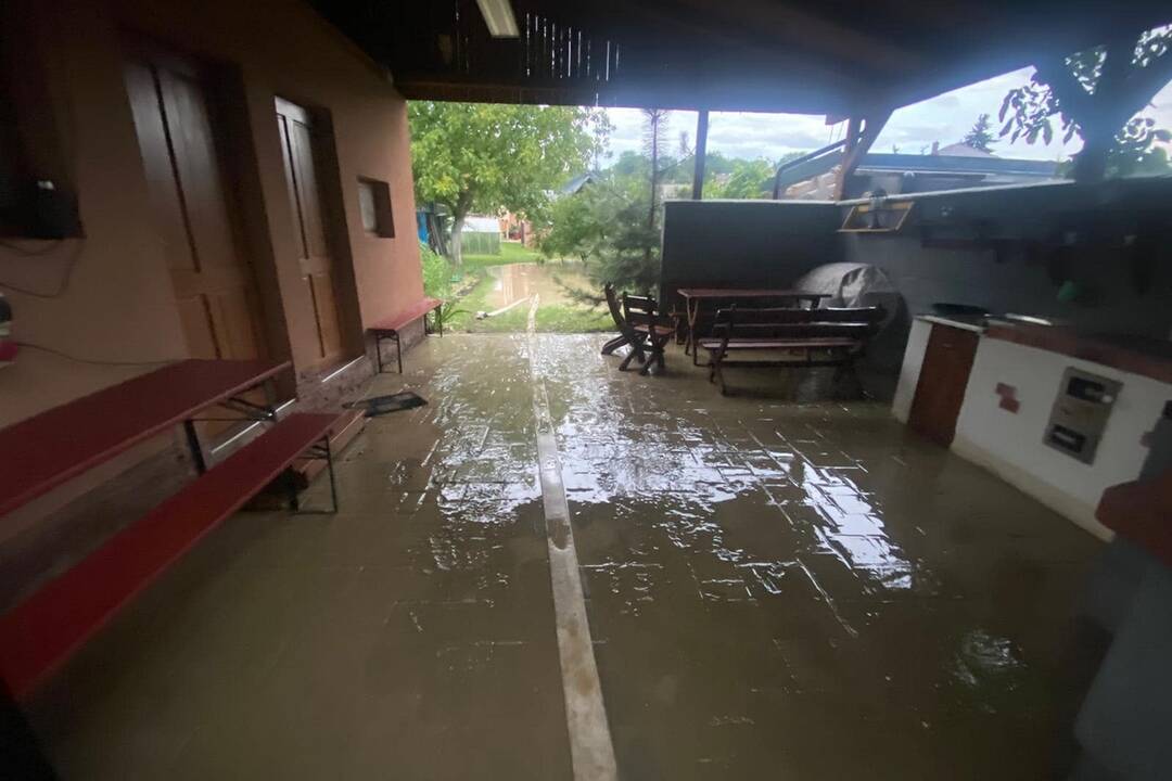 FOTO: Po prudkej búrke zasahovali v obci Petrovany hasiči, foto 2