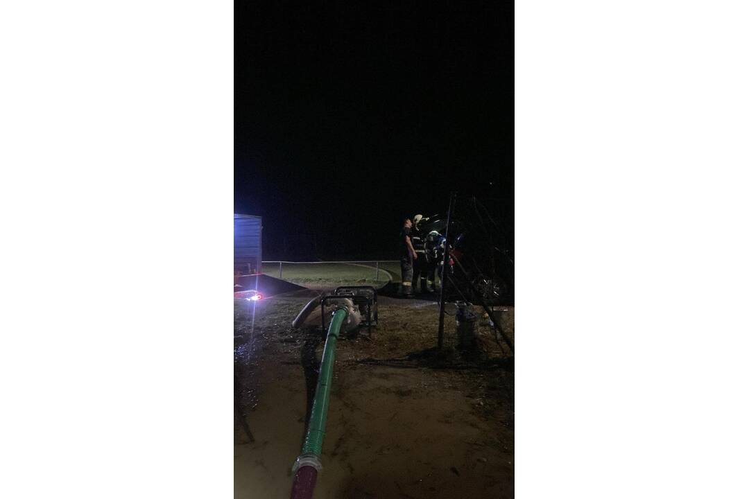 FOTO: Po prudkej búrke zasahovali v obci Petrovany hasiči, foto 3