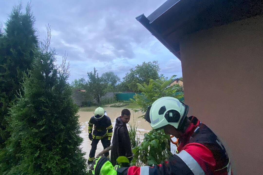 FOTO: Po prudkej búrke zasahovali v obci Petrovany hasiči, foto 4