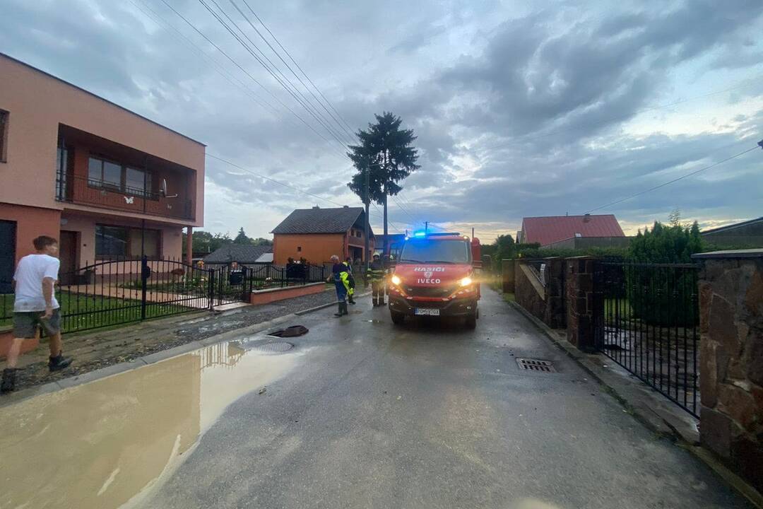FOTO: Po prudkej búrke zasahovali v obci Petrovany hasiči, foto 5