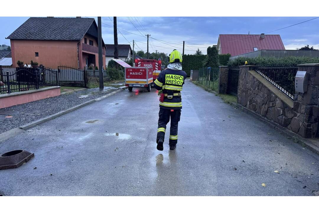 FOTO: Po prudkej búrke zasahovali v obci Petrovany hasiči, foto 6
