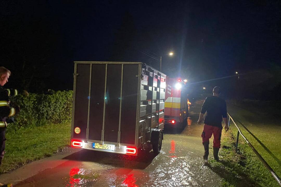 FOTO: Po prudkej búrke zasahovali v obci Petrovany hasiči, foto 7