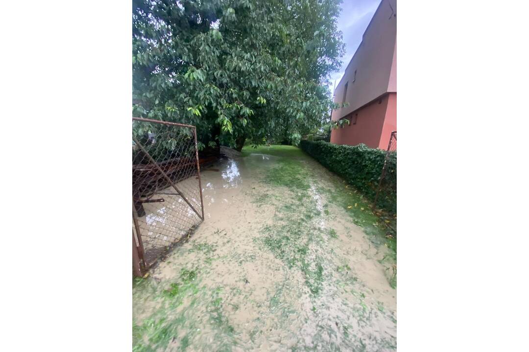 FOTO: Po prudkej búrke zasahovali v obci Petrovany hasiči, foto 8