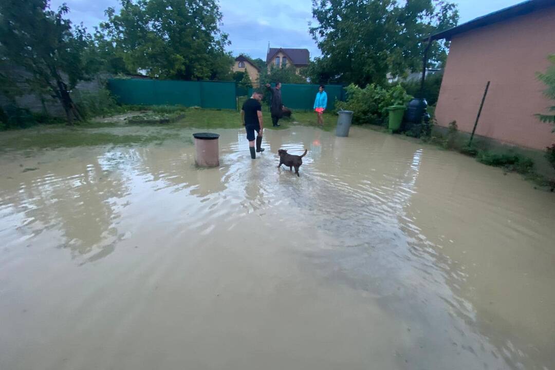 FOTO: Po prudkej búrke zasahovali v obci Petrovany hasiči, foto 9