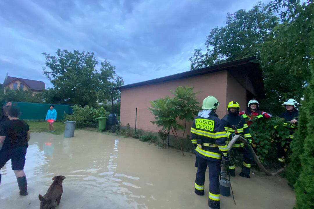 FOTO: Po prudkej búrke zasahovali v obci Petrovany hasiči, foto 10