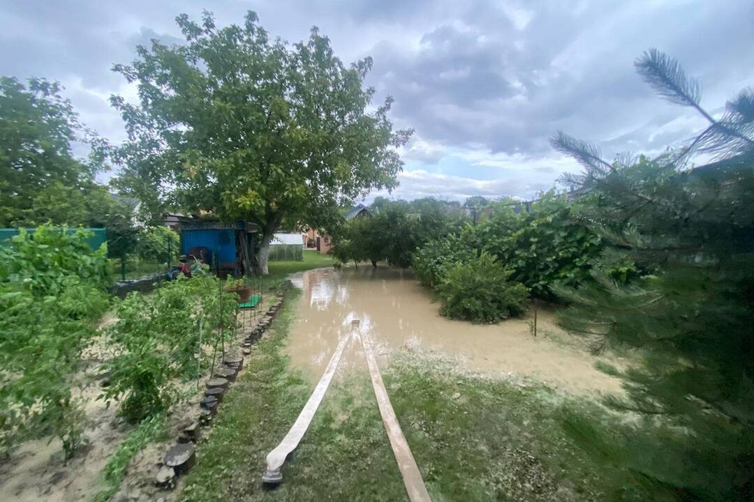 FOTO: Po prudkej búrke zasahovali v obci Petrovany hasiči, foto 11