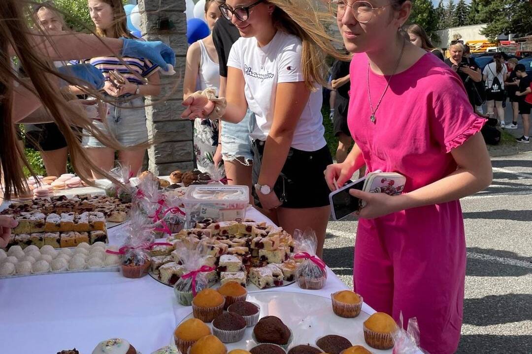 FOTO: Žiači Gymnázia v Stropkove napiekli dobrokoláče pre dobrú vec, foto 1