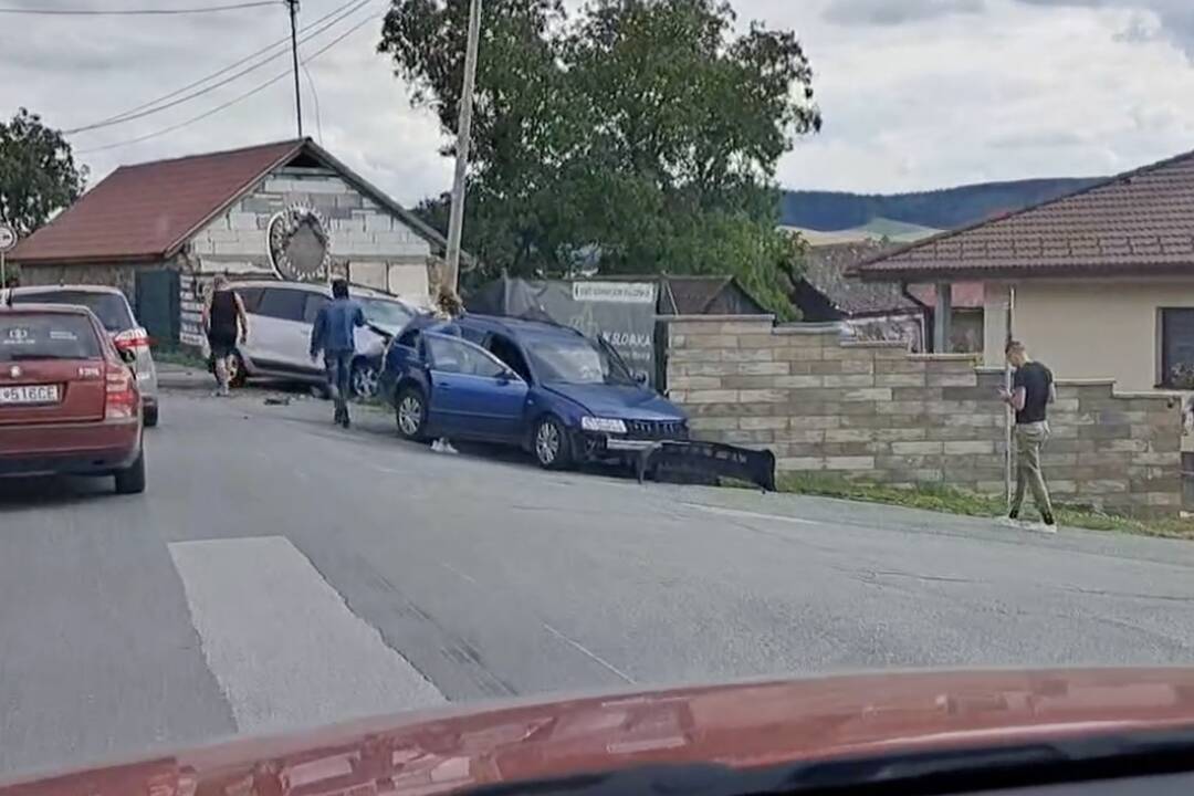 FOTO: Na križovatke v Orkucanoch došlo k zrážke dvoch áut, foto 1