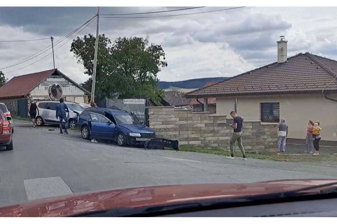 FOTO: Na križovatke v Orkucanoch došlo k zrážke dvoch áut, foto 3