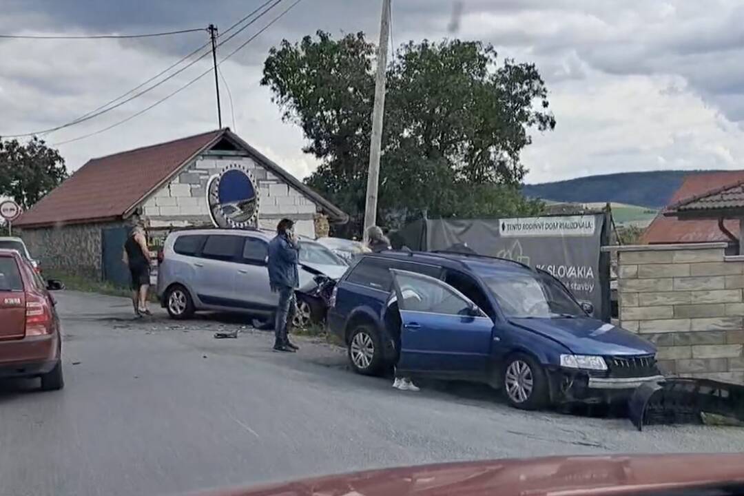 FOTO: Na križovatke v Orkucanoch došlo k zrážke dvoch áut, foto 4