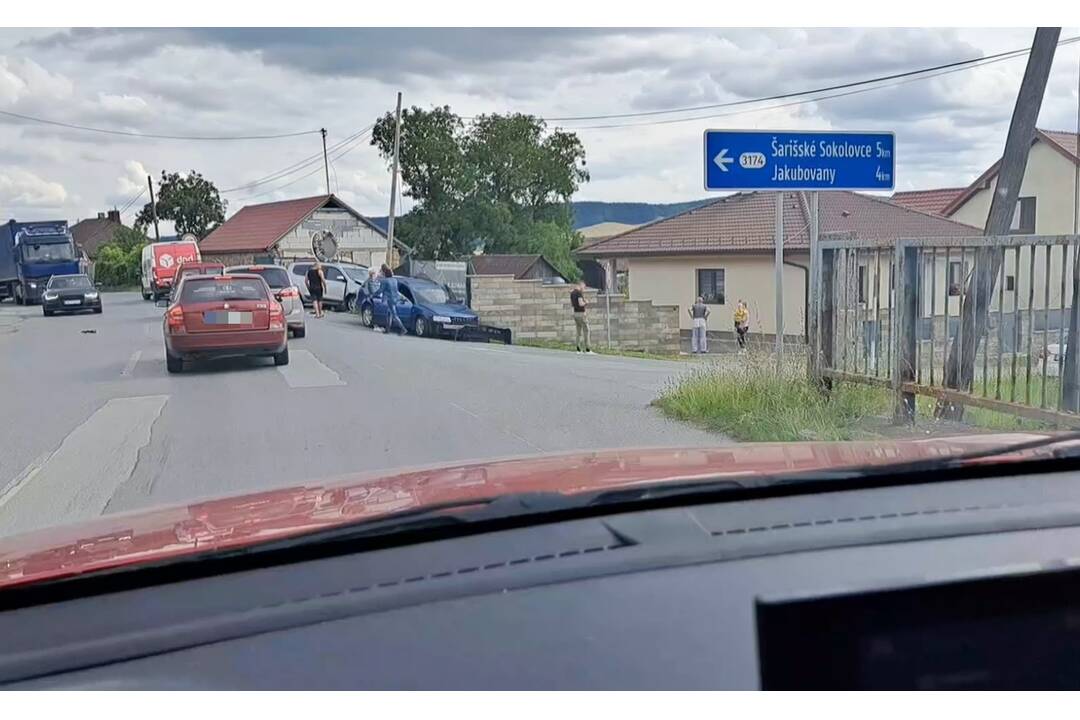 FOTO: Na križovatke v Orkucanoch došlo k zrážke dvoch áut, foto 5