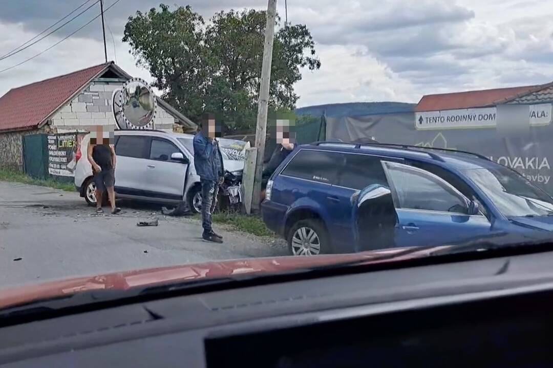 FOTO: Na križovatke v Orkucanoch došlo k zrážke dvoch áut, foto 6