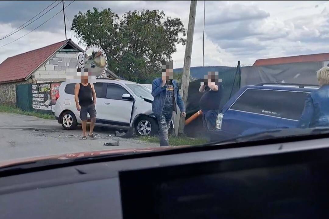 FOTO: Na križovatke v Orkucanoch došlo k zrážke dvoch áut, foto 7