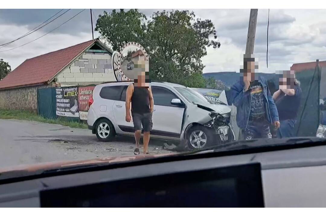 FOTO: Na križovatke v Orkucanoch došlo k zrážke dvoch áut, foto 8