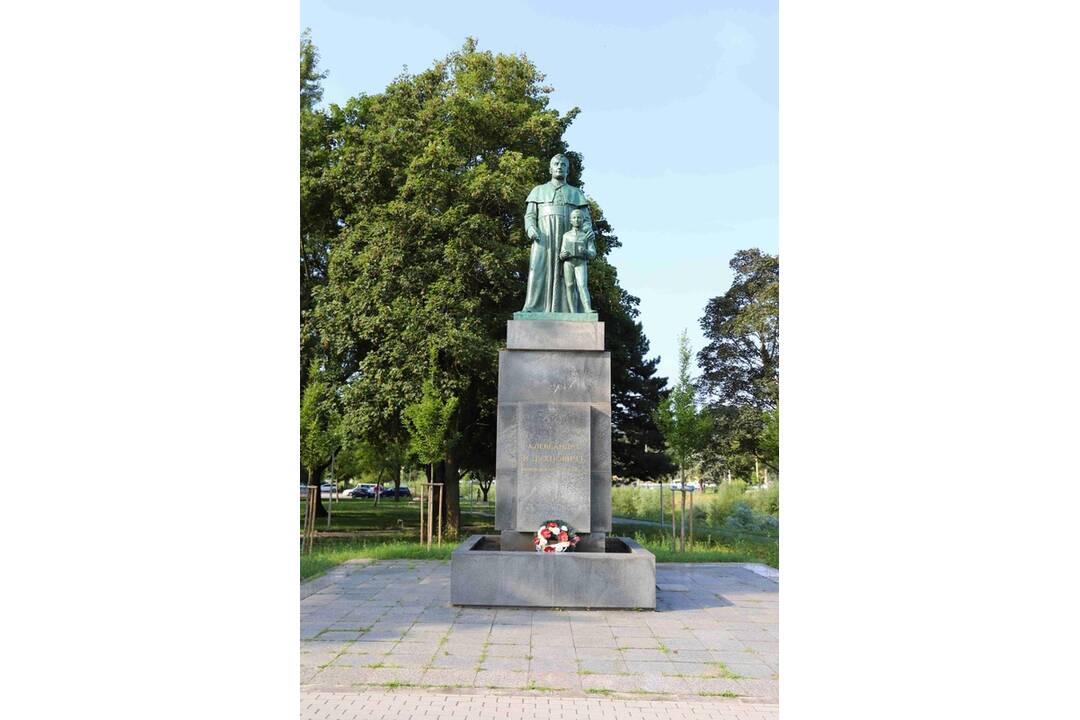 FOTO: Pomník Alexandra Duchnoviča v Prešove prechádza obnovou, foto 1