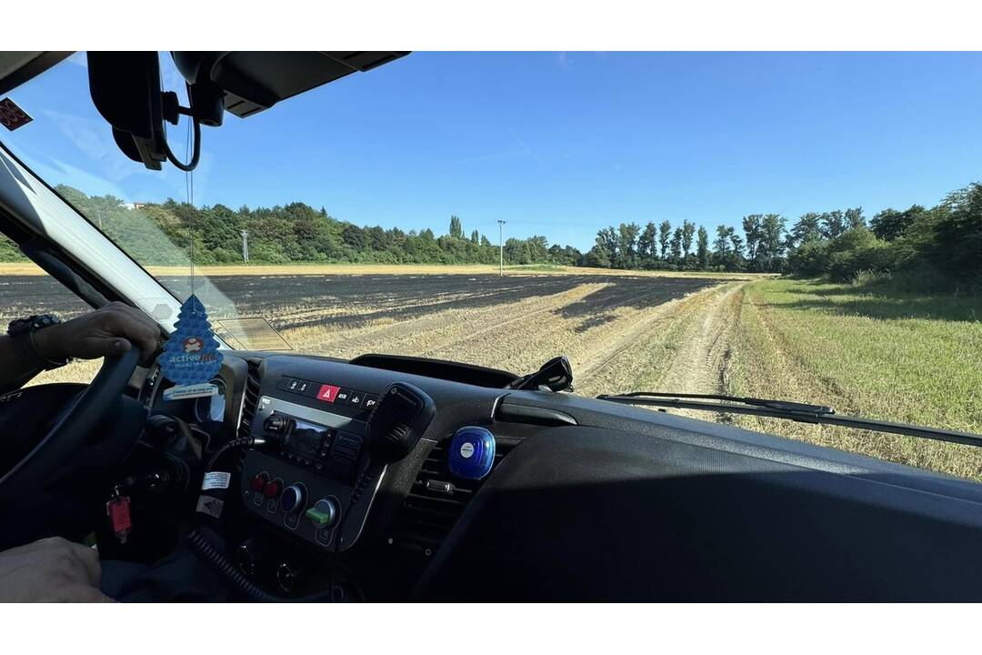 FOTO:  V obci Petrovany došlo k požiaru suchého porastu, foto 5