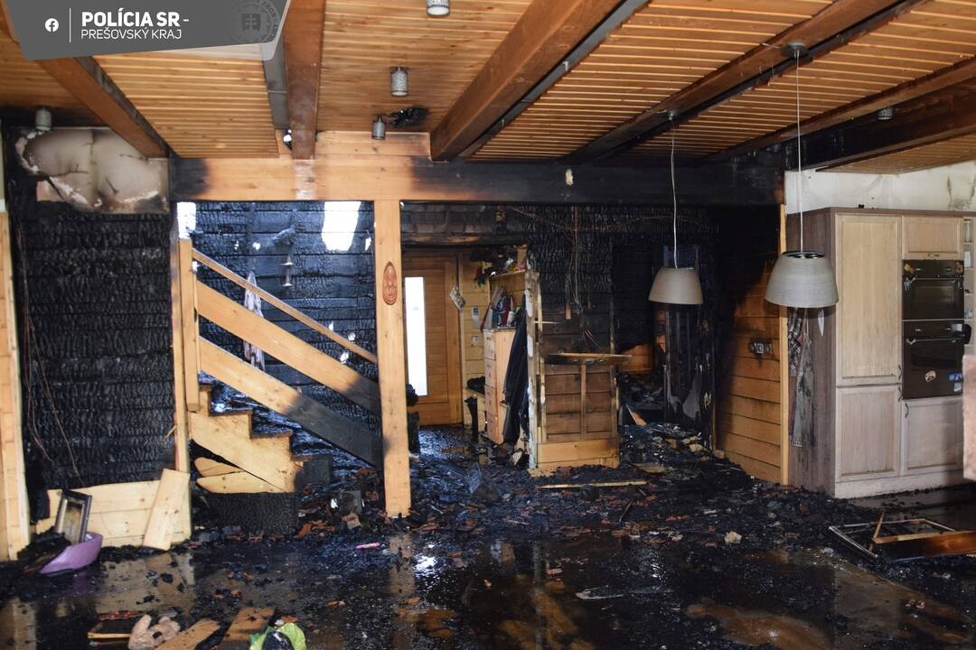 FOTO: Páchateľ podpálil drevenicu v okrese Poprad, foto 3
