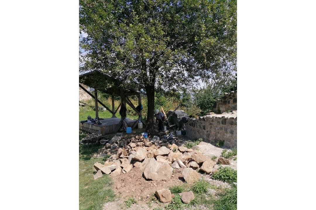 FOTO: Na Hrade Šariš naďalej prebiehajú stavebné práce, foto 2