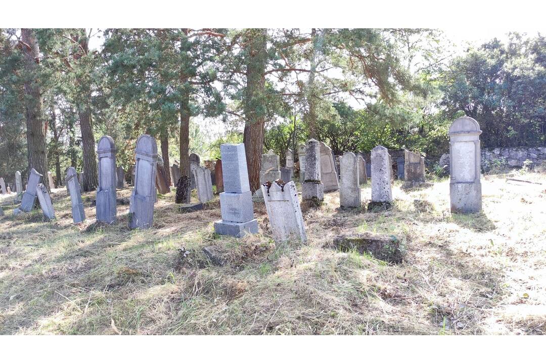 FOTO: Židovský cintorín v Spišskom Podhradí prešiel úpravami, foto 20