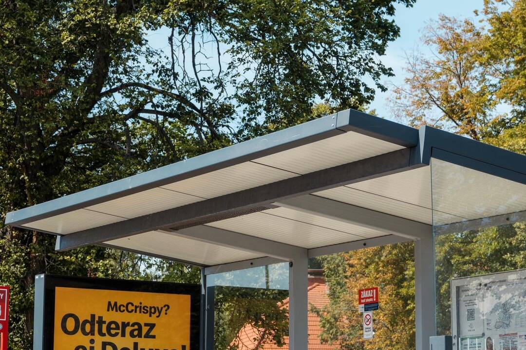 FOTO: V Poprade sa menia strechy na prístreškoch, foto 1