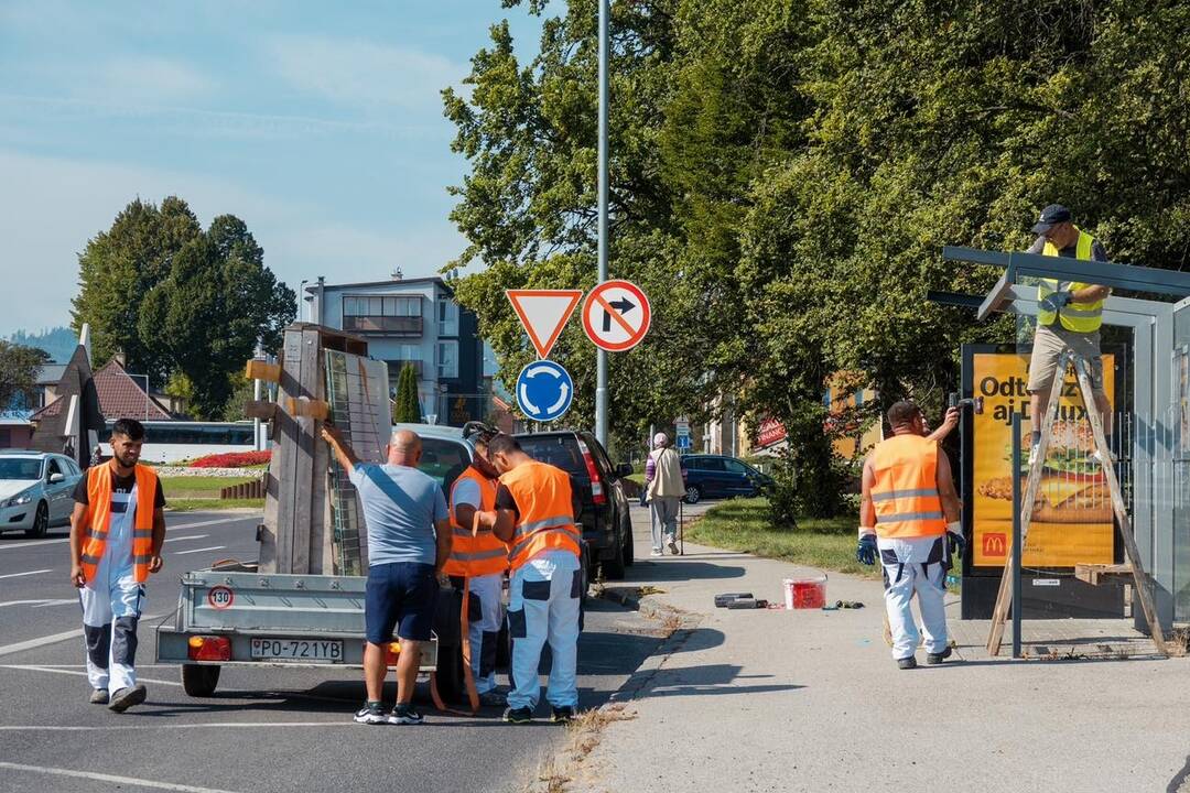 FOTO: V Poprade sa menia strechy na prístreškoch, foto 5
