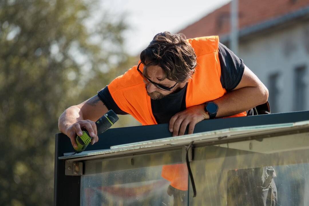 FOTO: V Poprade sa menia strechy na prístreškoch, foto 9