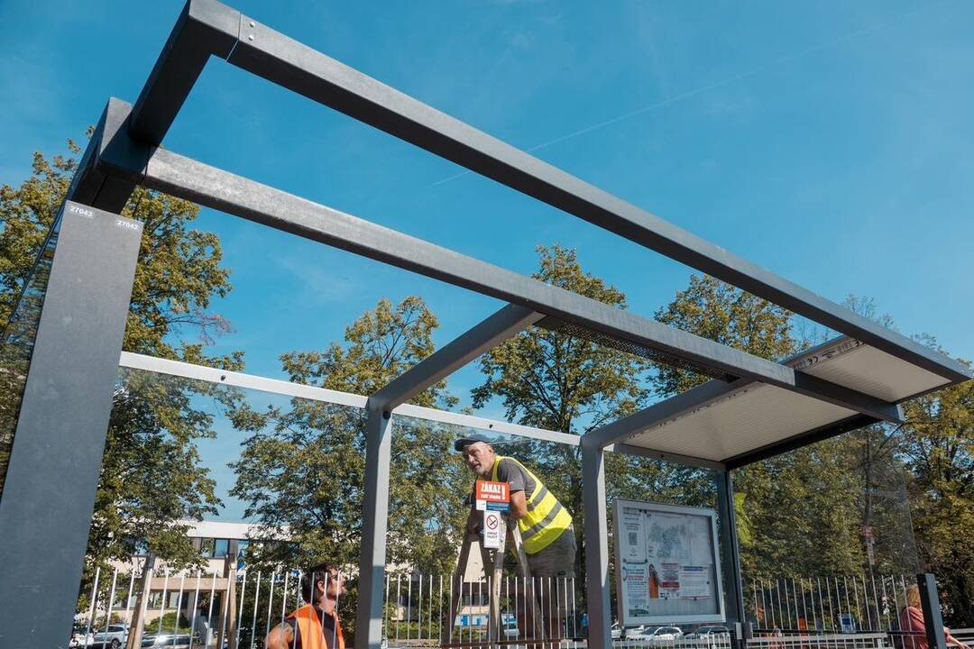 FOTO: V Poprade sa menia strechy na prístreškoch, foto 10