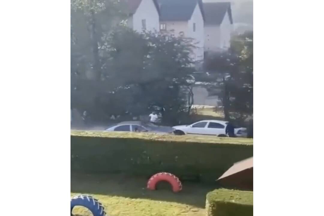 FOTO: Pred škôlkou vo Veľkej Lomnici vyústil dedičský spor do bitky, foto 1