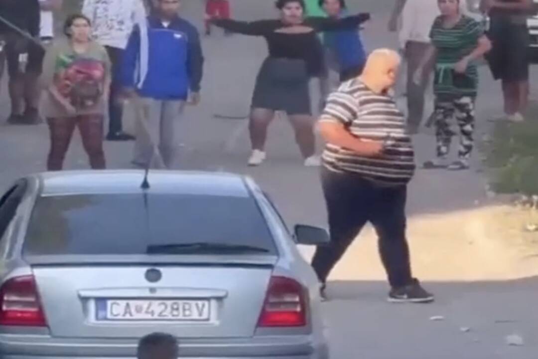 FOTO: Pred škôlkou vo Veľkej Lomnici vyústil dedičský spor do bitky, foto 3