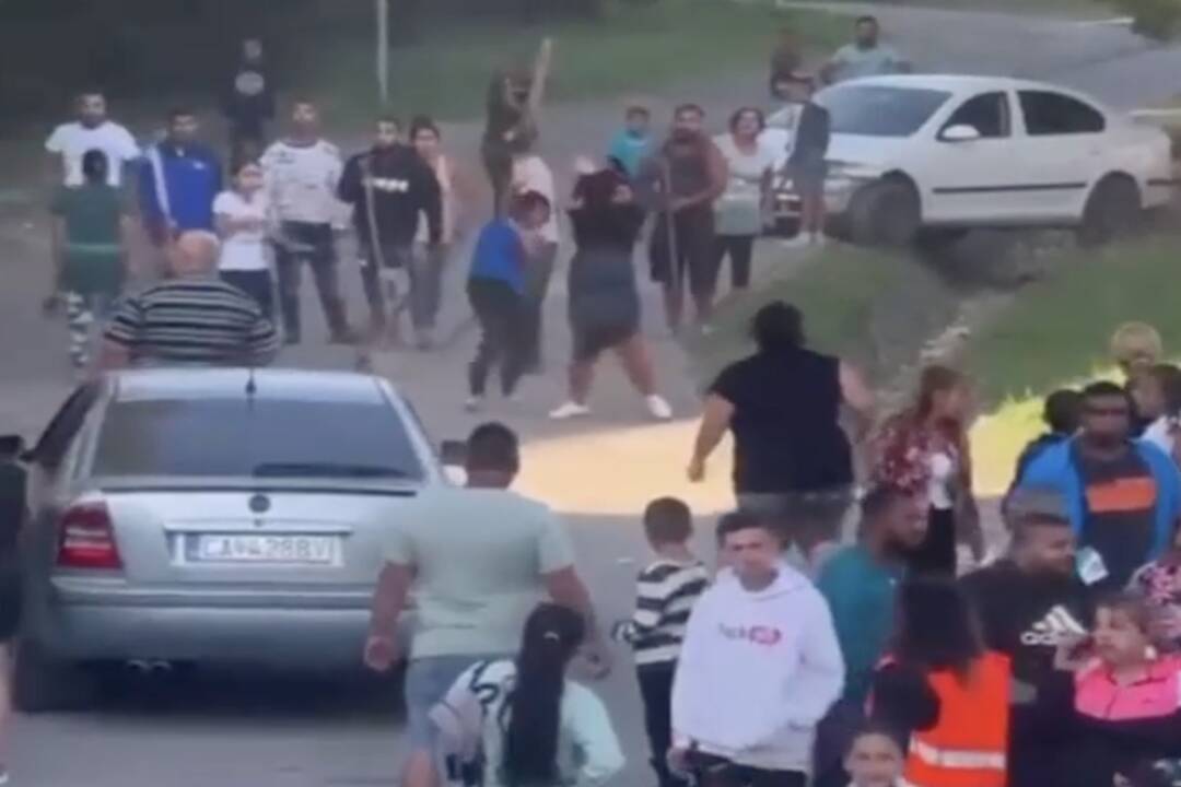 FOTO: Pred škôlkou vo Veľkej Lomnici vyústil dedičský spor do bitky, foto 6