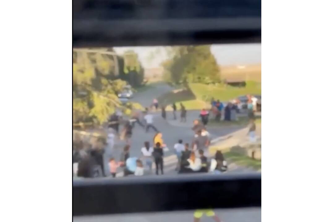 FOTO: Pred škôlkou vo Veľkej Lomnici vyústil dedičský spor do bitky, foto 7