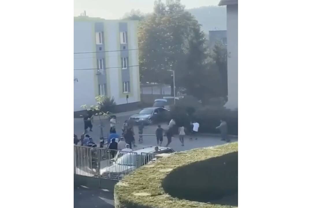 FOTO: Pred škôlkou vo Veľkej Lomnici vyústil dedičský spor do bitky, foto 9