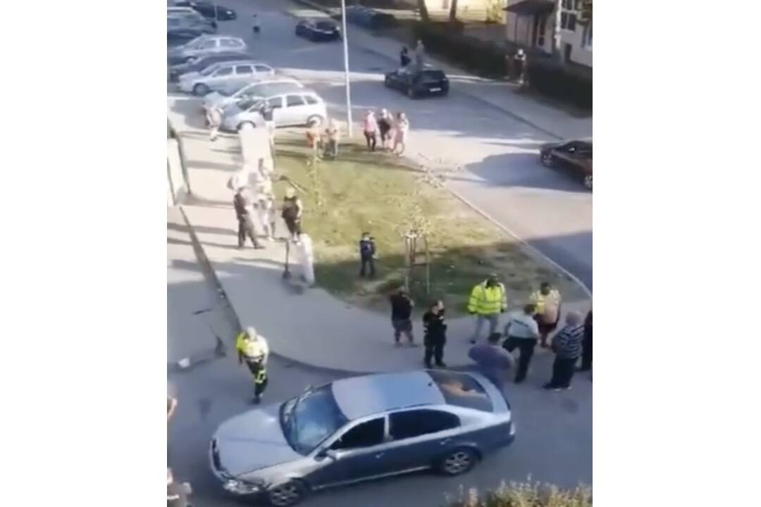 FOTO: Pred škôlkou vo Veľkej Lomnici vyústil dedičský spor do bitky, foto 10