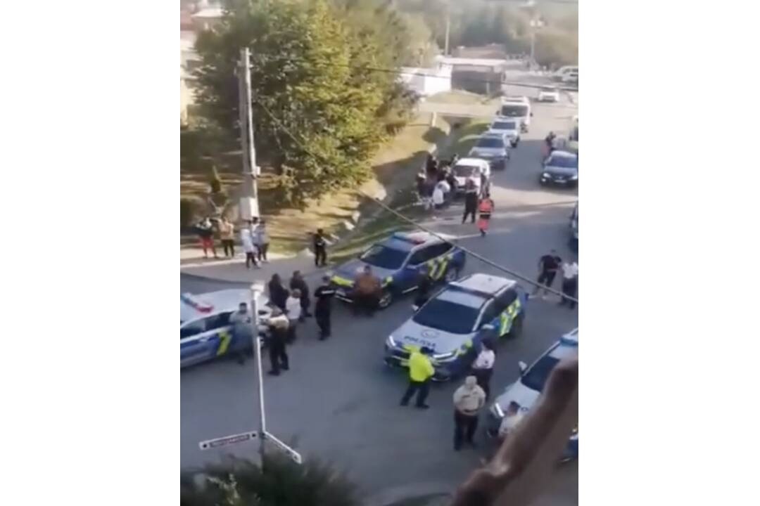 FOTO: Pred škôlkou vo Veľkej Lomnici vyústil dedičský spor do bitky, foto 11