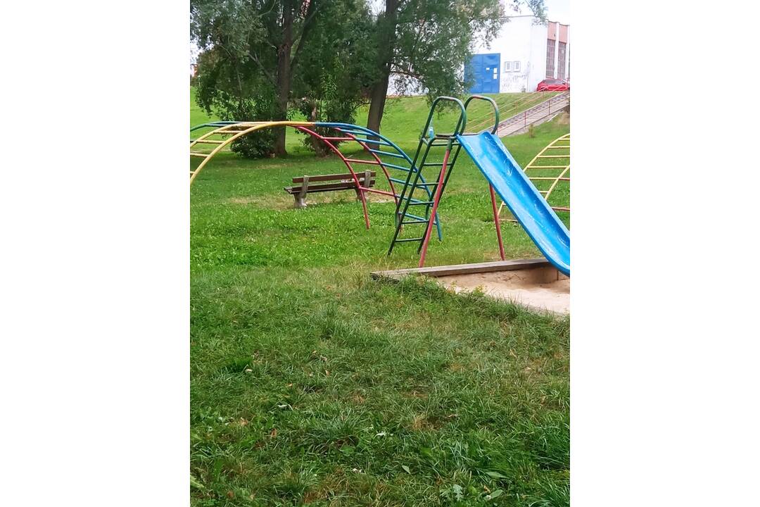 FOTO: Odpadky, fľaše a výkaly na detskom ihrisku v Poprade, foto 1