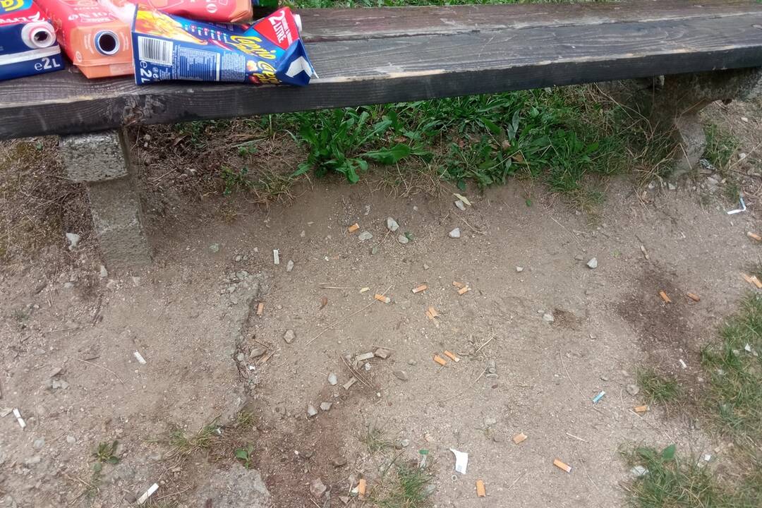 FOTO: Odpadky, fľaše a výkaly na detskom ihrisku v Poprade, foto 2
