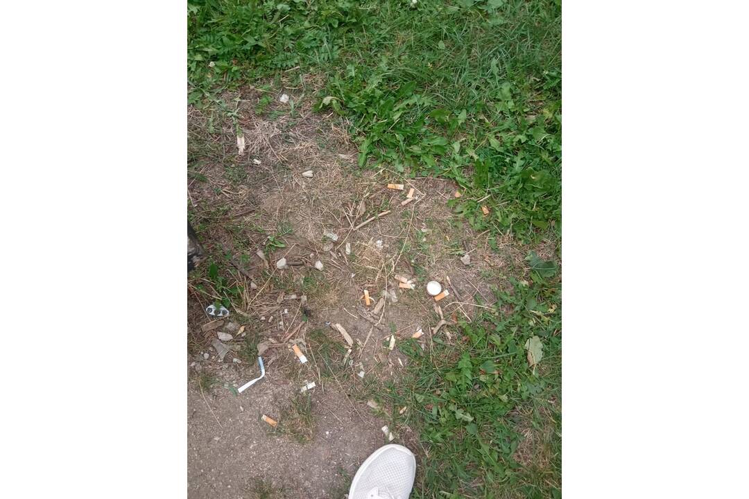 FOTO: Odpadky, fľaše a výkaly na detskom ihrisku v Poprade, foto 3