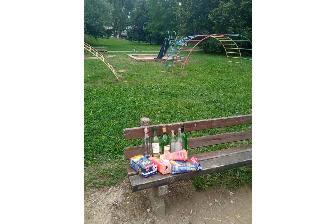 FOTO: Odpadky, fľaše a výkaly na detskom ihrisku v Poprade, foto 5