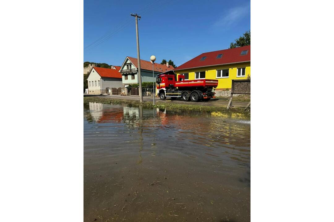 FOTO: Dobrovoľní hasiči z Prešova pomáhali na západe Slovenska po záplavách, foto 15