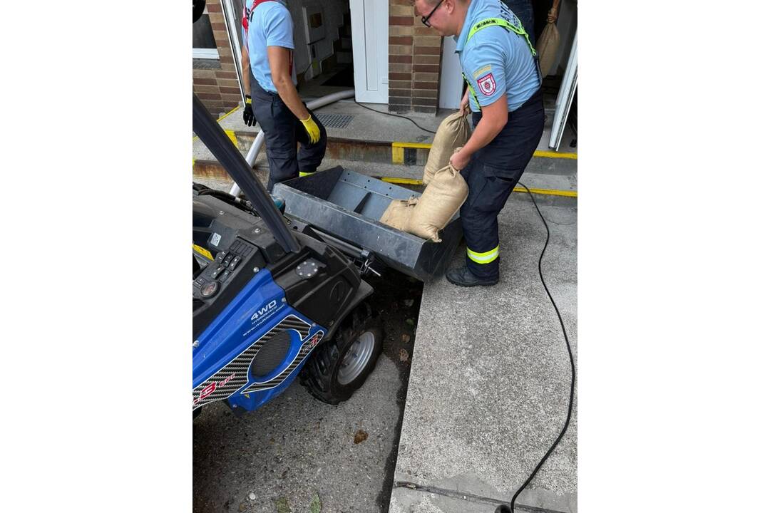 FOTO: Dobrovoľní hasiči z Prešova pomáhali na západe Slovenska po záplavách, foto 16