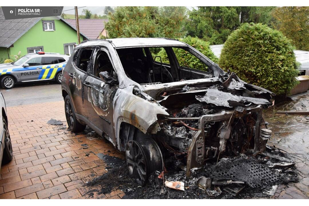 FOTO: V okrese Vranov nad Topľou podpálil neznámy páchateľ auto, foto 1