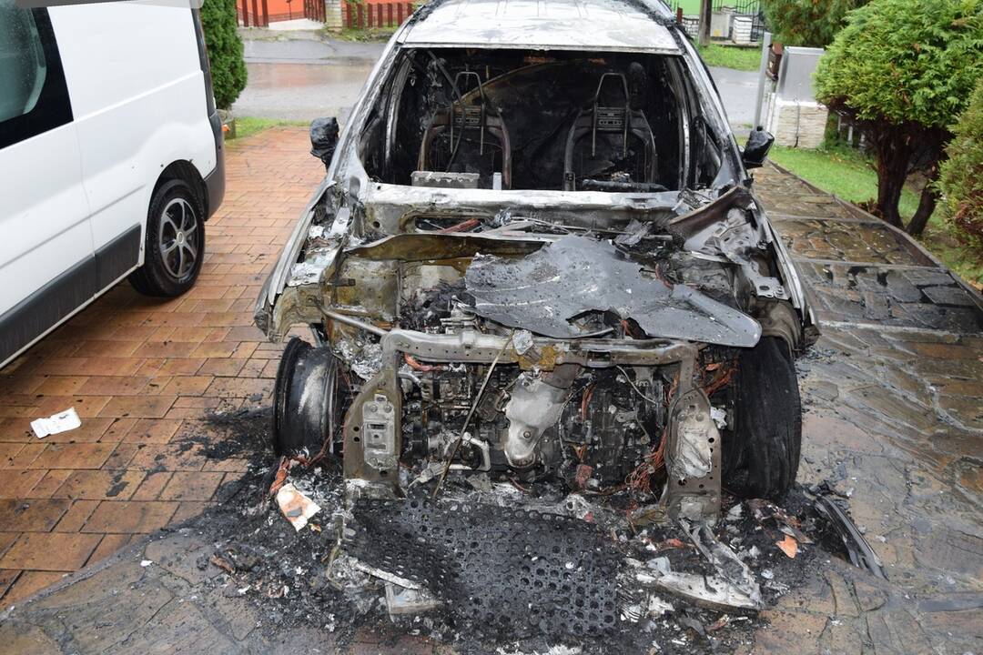 FOTO: V okrese Vranov nad Topľou podpálil neznámy páchateľ auto, foto 2