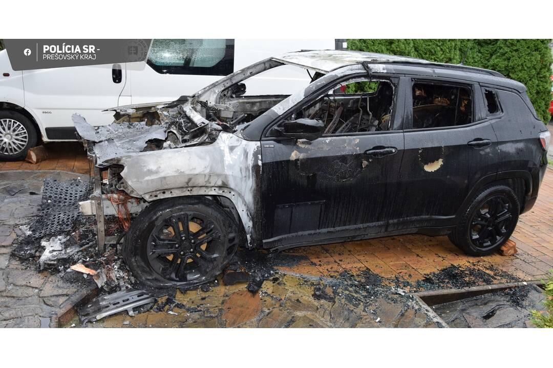 FOTO: V okrese Vranov nad Topľou podpálil neznámy páchateľ auto, foto 3