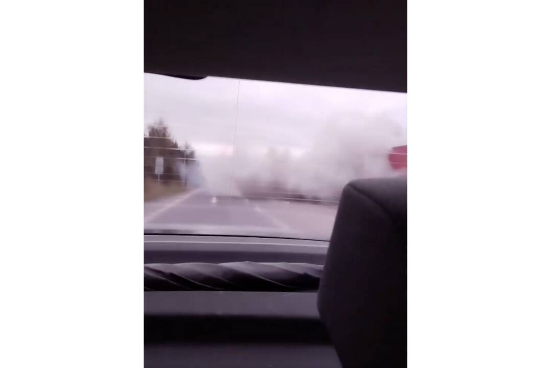 FOTO: V Chmeľove buďte opatrní, na ceste sa v kúdole dymu nachádza kamión, foto 1