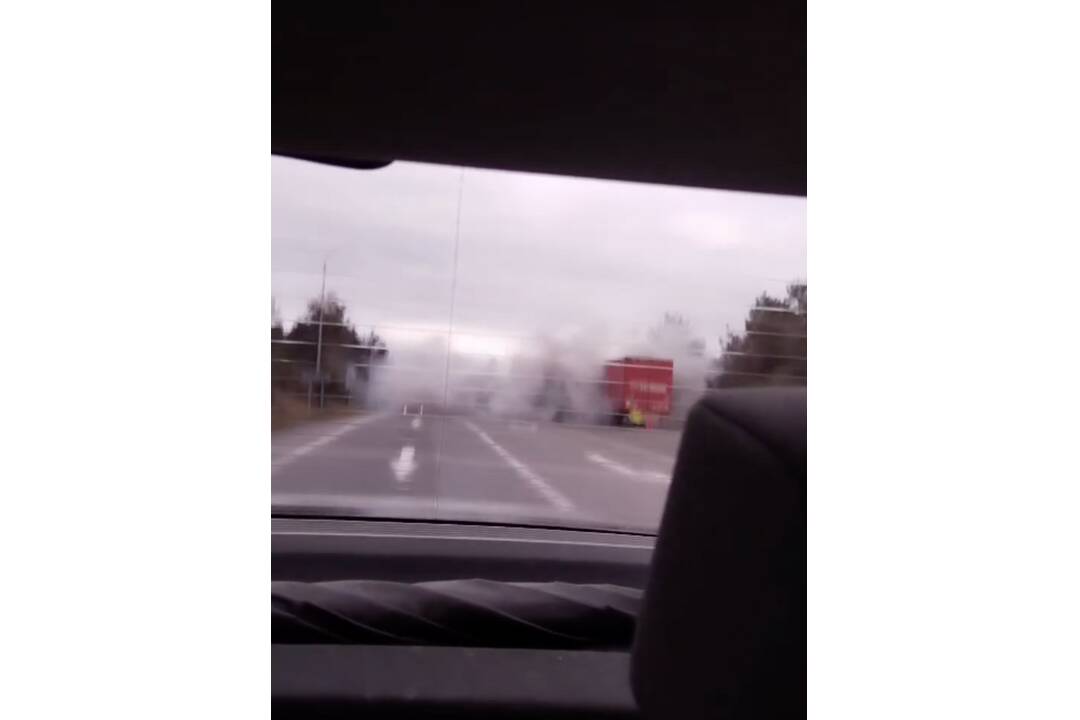 FOTO: V Chmeľove buďte opatrní, na ceste sa v kúdole dymu nachádza kamión, foto 2