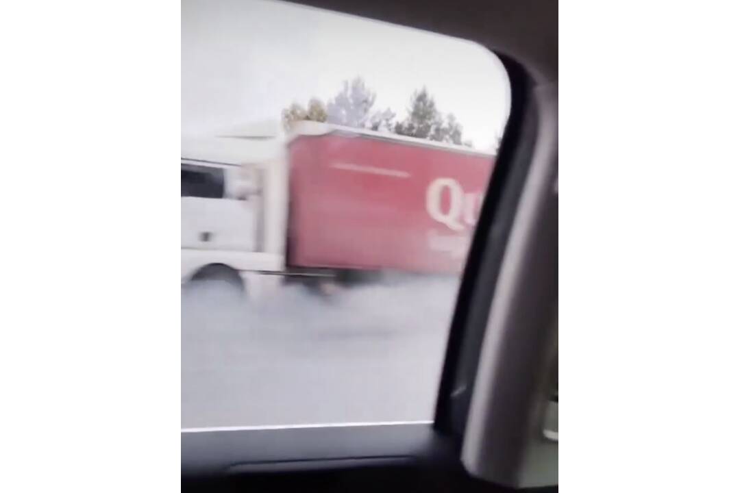 FOTO: V Chmeľove buďte opatrní, na ceste sa v kúdole dymu nachádza kamión, foto 3