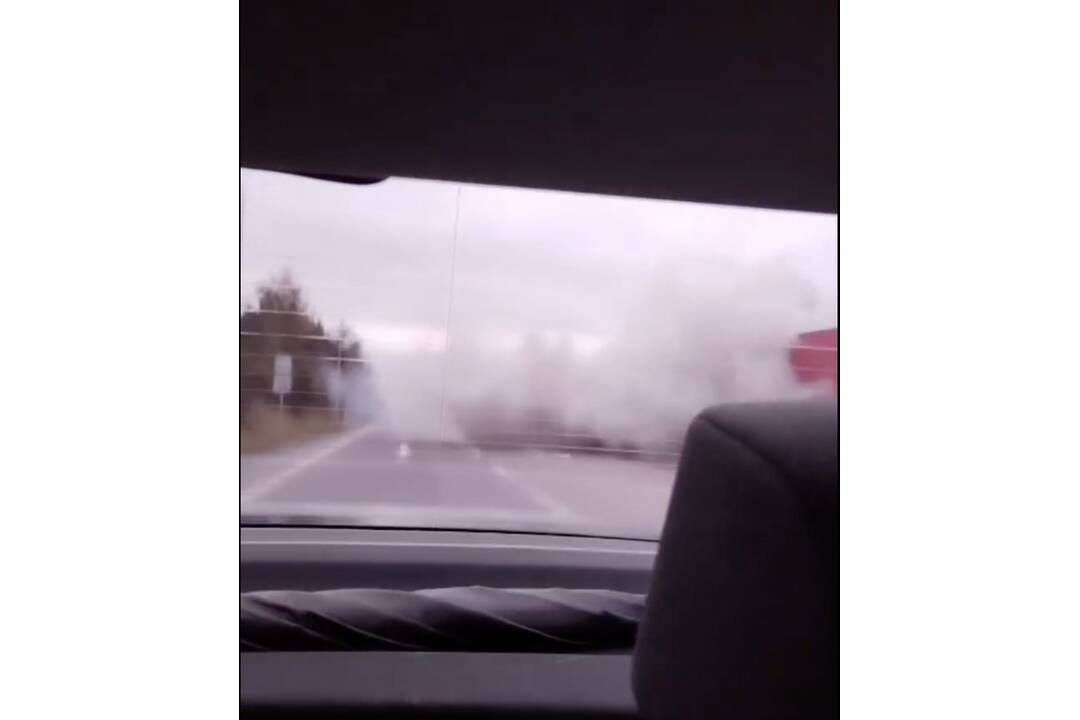FOTO: V Chmeľove buďte opatrní, na ceste sa v kúdole dymu nachádza kamión, foto 4